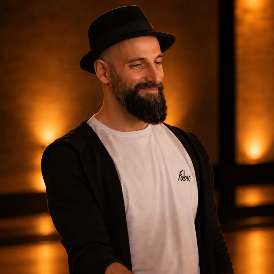Porträt von Fabio Di Martino in einem warm beleuchteten Tanzstudio.