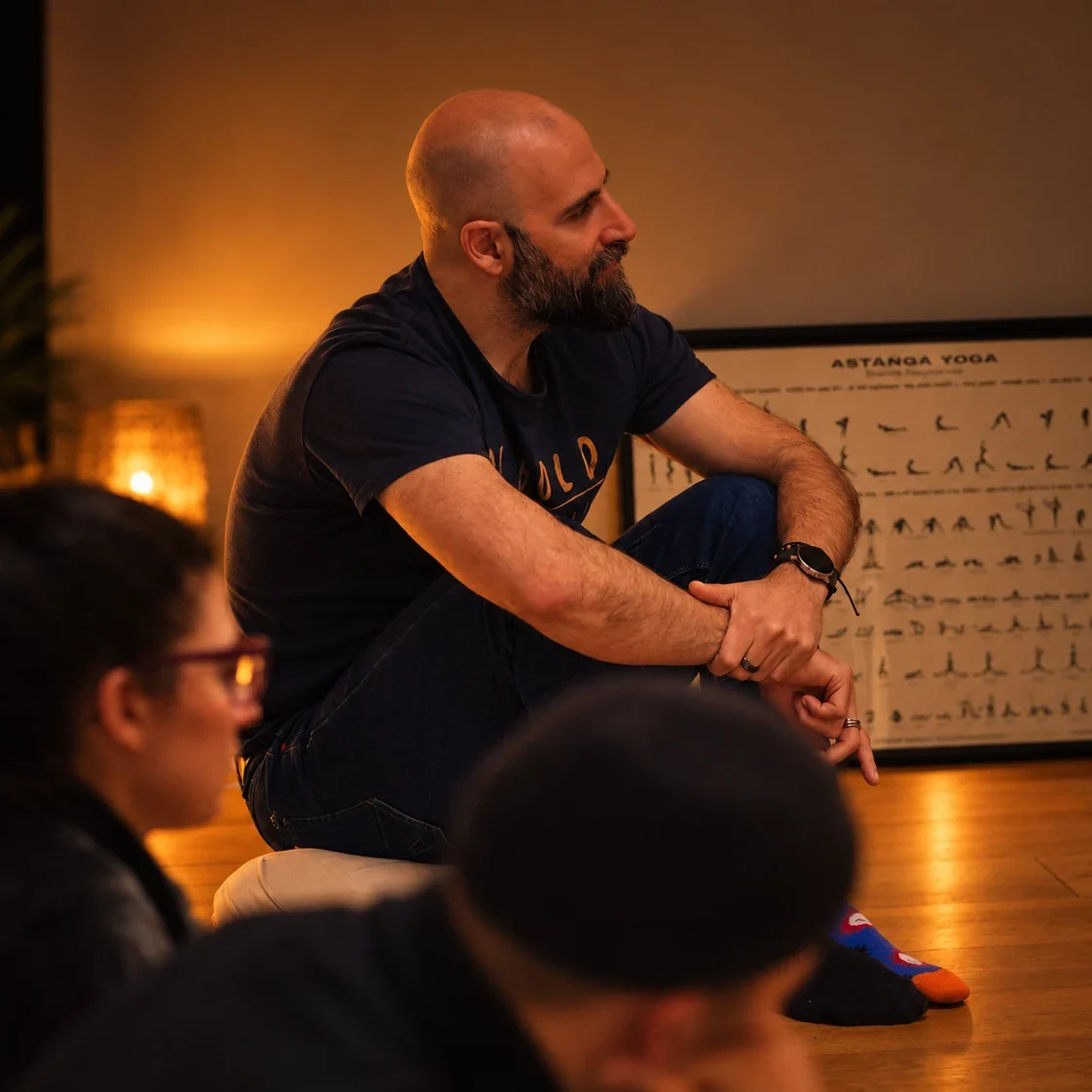 Fabio Di Martino im Gespräch mit Teilnehmern eines Workshops.
